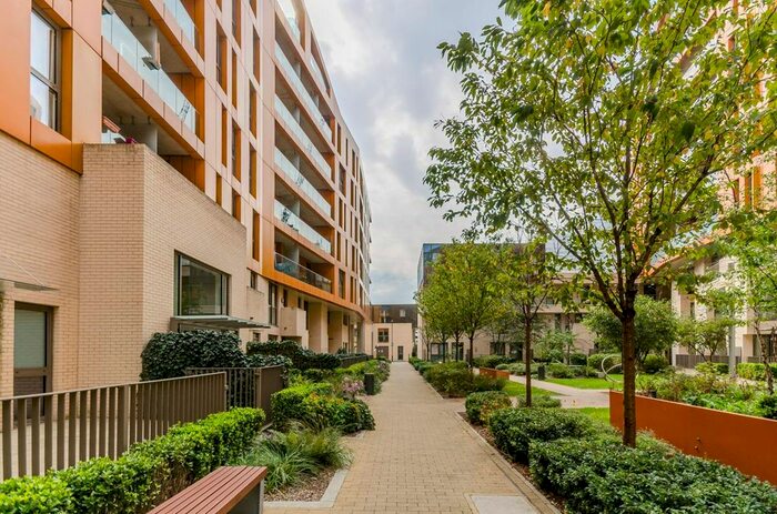 2 Bedroom Flat To Rent In Cable Walk, Greenwich, London, SE10