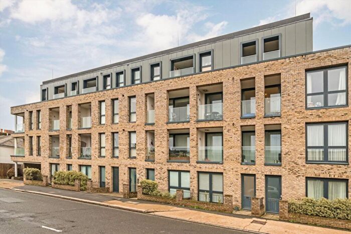 2 Bedroom Flat For Sale In Brighton Road, Surbiton, KT6