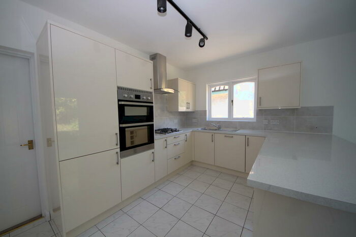 3 Bedroom House To Rent In The Byeways - Berrylands, KT5