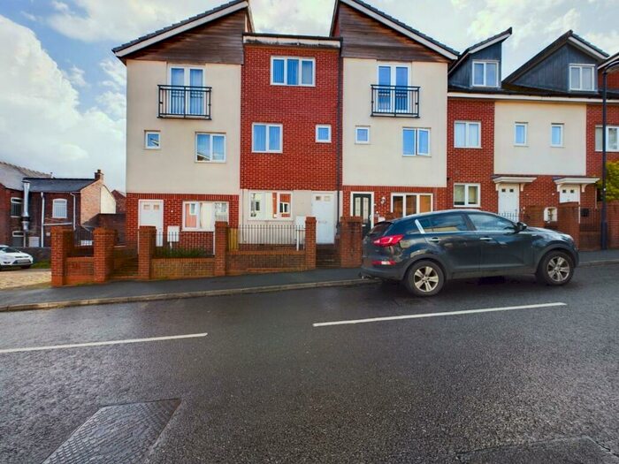 4 Bedroom Town House To Rent In Brentleigh Way, Stoke-On-Trent, ST1