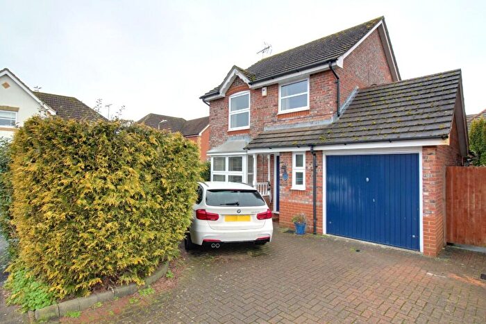 3 Bedroom Detached House For Sale In Hop Garden Road, Hook, Hampshire, RG27