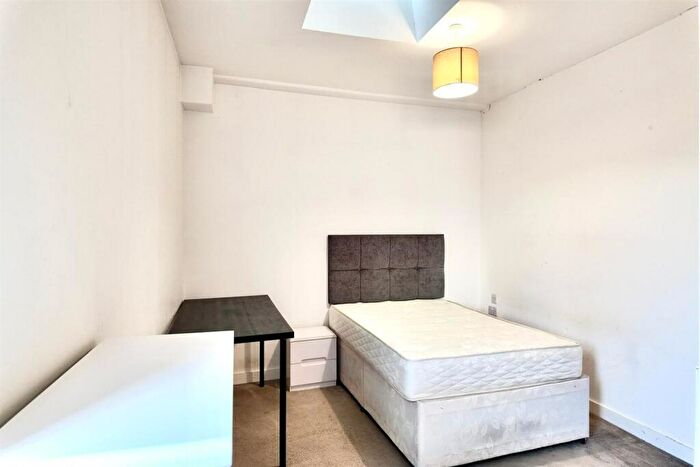 3 Bedroom Flat To Rent In Rope Court, Canoe Walk, E14