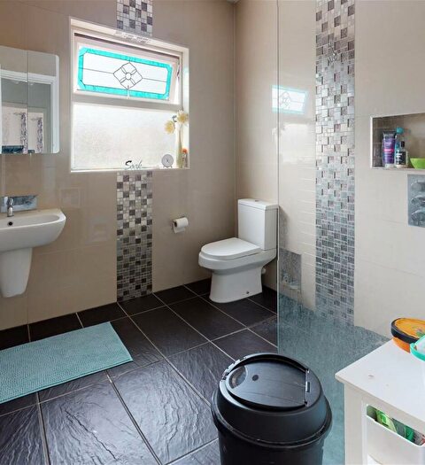 5 Bedroom Semi-Detached House For Sale In Canterbury Road, Kent, CT9 - Photo 12