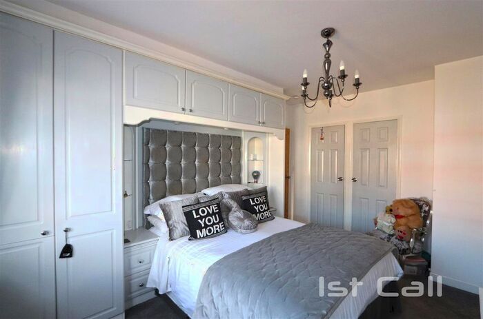 2 Bedroom Detached Bungalow For Sale In Goldsworthy Drive, Great Wakering, Southend-On-Sea, SS3