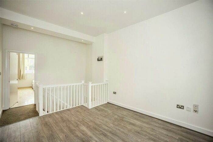 3 Bedroom Flat To Rent In Denmark Road, London, SE5