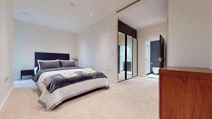 2 Bedroom Flat For Sale In Quayside House, Kew Bridge, TW8