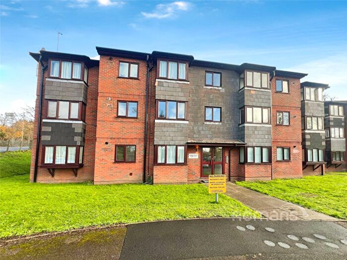 1 Bedroom Flat For Sale In Amber Court, Redan Gardens, Aldershot, GU12