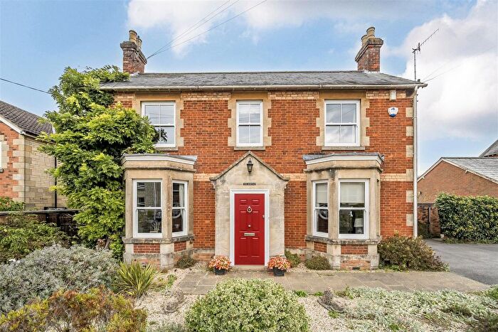 4 Bedroom Detached House For Sale In Shelburne Road, Calne, SN11