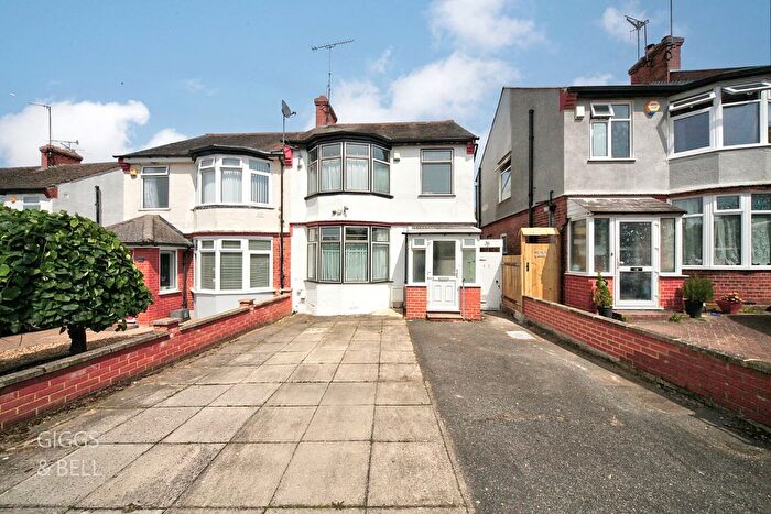 3 Bedroom Semi-Detached House For Sale In Park Street, Luton, Bedfordshire, LU1