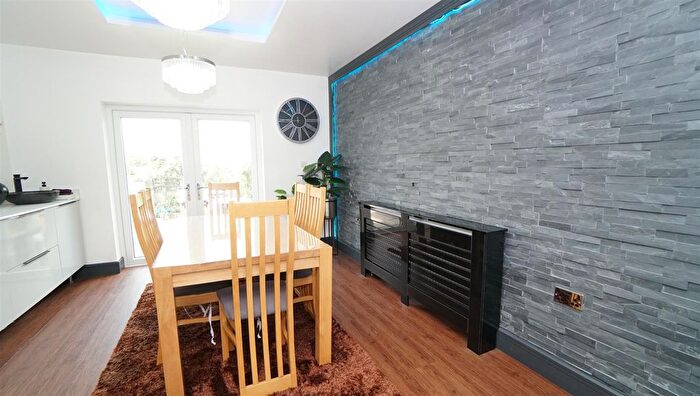 5 Bedroom Semi-Detached House For Sale In Fourth Avenue, Killinghall, Bradford, BD3