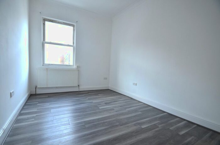 3 Bedroom Flat To Rent In High Street, Addlestone, KT15