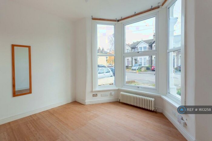 2 Bedroom Flat To Rent In Courtland Ave, Ilford, IG1
