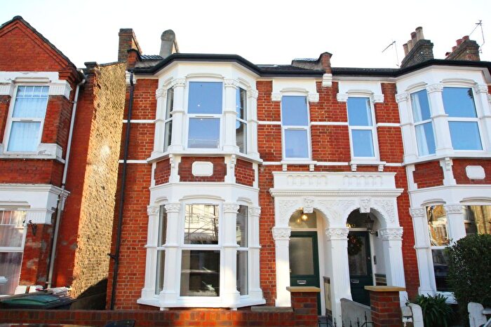 3 Bedroom Flat To Rent In Sydney Road, London, N8