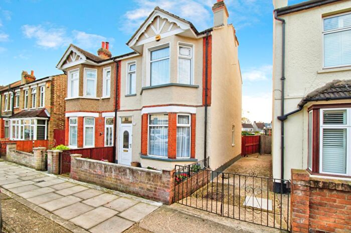 4 Bedroom Semi Detached House For Sale In Mildmay Road, Romford, RM7