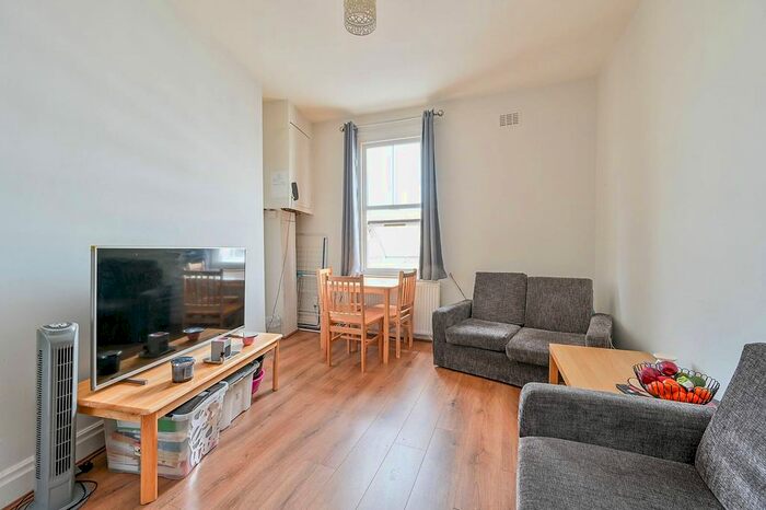 2 Bedroom Flat To Rent In Uxbridge Road, Shepherd's Bush, London, W12