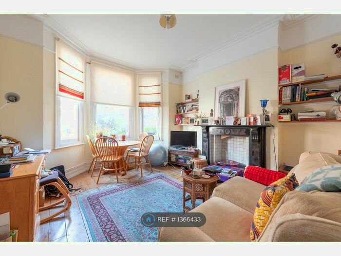 2 Bedroom Flat To Rent In Kestrel Avenue, London, SE24