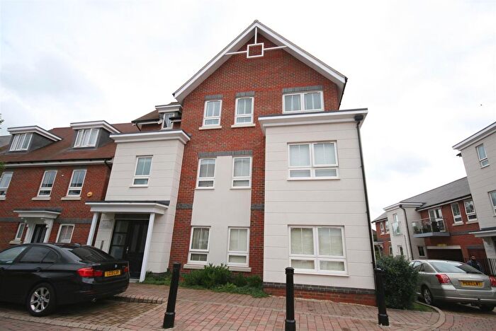 2 Bedroom Flat To Rent In Raven Drive, Maidenhead, SL6
