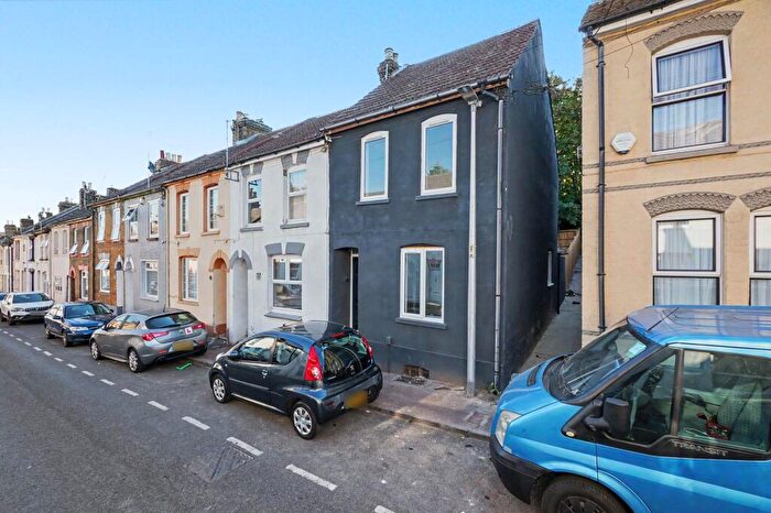 3 Bedroom End Of Terrace House To Rent In Dale Street, Chatham, ME4