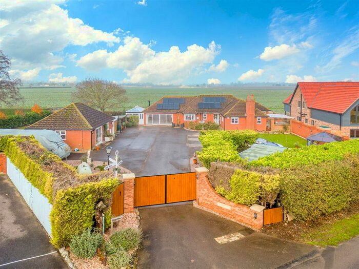 4 Bedroom Detached Bungalow For Sale In Reservoir Road, Surfleet, PE11