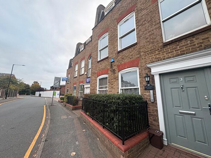 2 Bedroom Flat To Rent In Gladbeck Way, Enfield, EN2