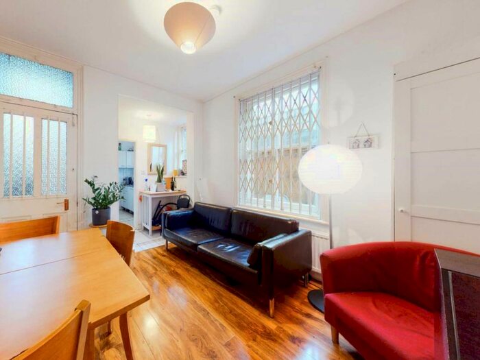 3 Bedroom Flat To Rent In Crownstone Road, London, SW2