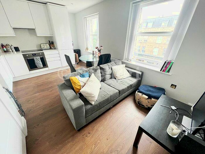 3 Bedroom Flat To Rent In Holloway Road, London, N19