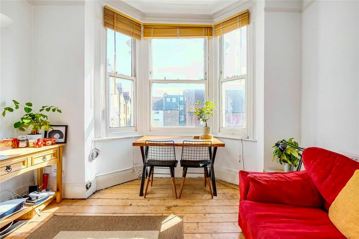 2 Bedroom Flat To Rent In Prideaux Road, Clapham, London, SW9