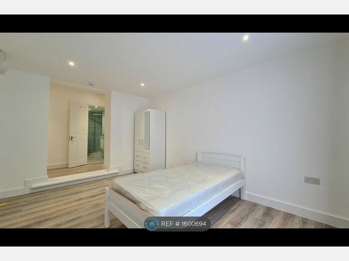 Studio To Rent In Cherry Orchard, Staines-Upon-Thames, TW18