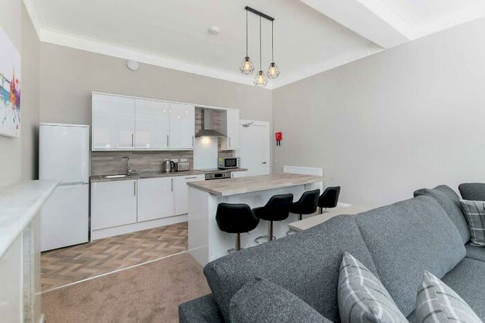 4 Bedroom Flat To Rent In Princes Street, New Town, Edinburgh, EH2