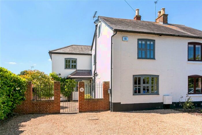 4 Bedroom Semi-Detached House For Sale In Fifield Road, `, Maidenhead, Berkshire, SL6