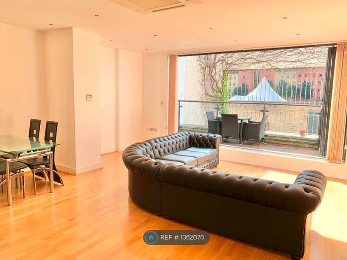 2 Bedroom Flat To Rent In Westview Apartments, London, EC1Y