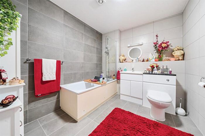 2 Bedroom Flat For Sale In Lime Street, Bedford, MK40