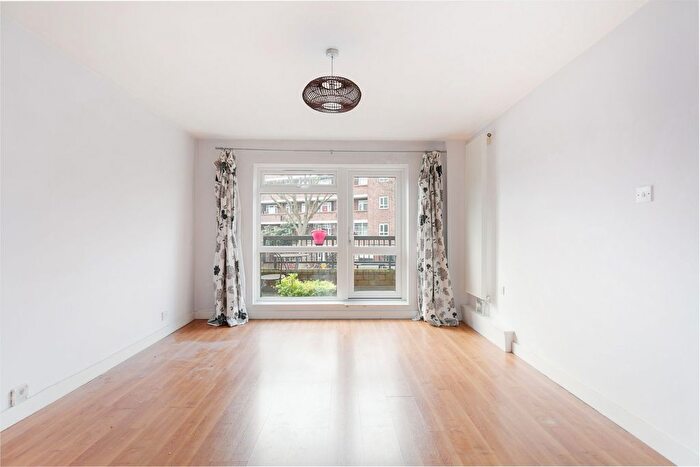 2 Bedroom Maisonette For Sale In Thornbury Close, Dalston, N16