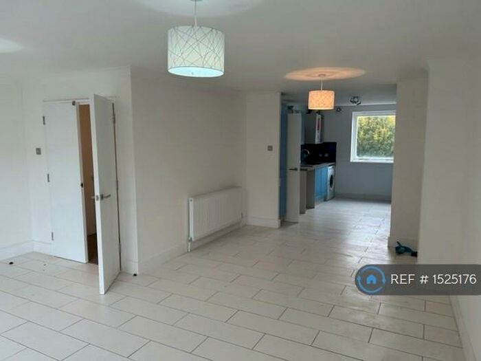 3 Bedroom Flat To Rent In Hartlepool Court, London, E16