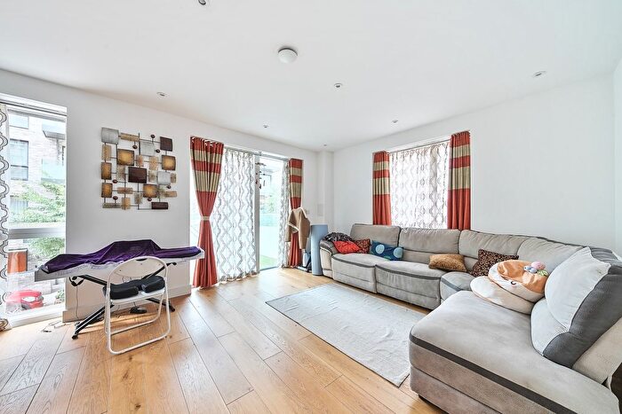 3 Bedroom Flat To Rent In Billinghurst Way, North Greenwich, SE10