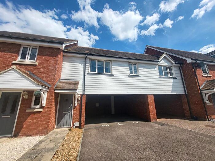 2 Bedroom Coach House To Rent In Eglington Drive, Wainscott, Rochester, ME3