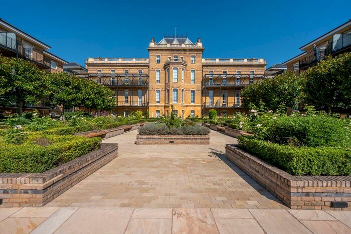 3 Bedroom Flat For Sale In Chambers Park Hill, Copse Hill, London, SW20