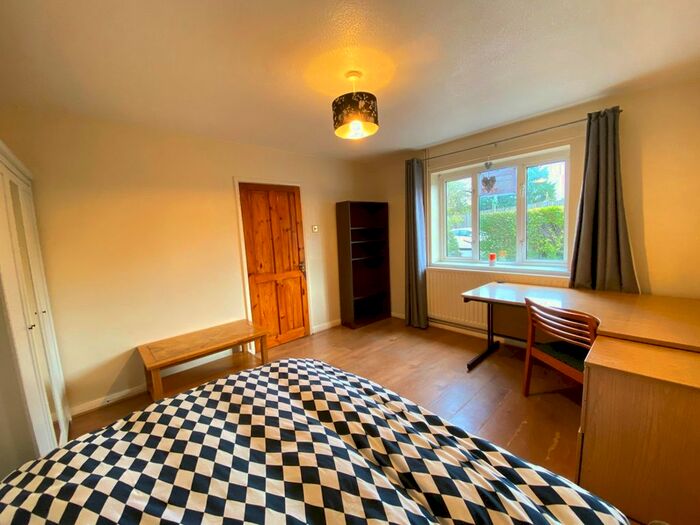 4 Bedroom Semi-Detached House To Rent In Southway, Guildford, GU2