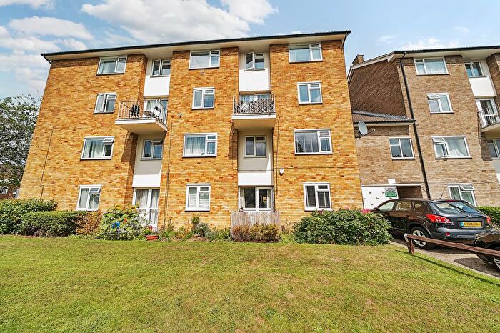2 Bedroom Flat For Sale In The Ridgeway, St. Albans, AL4