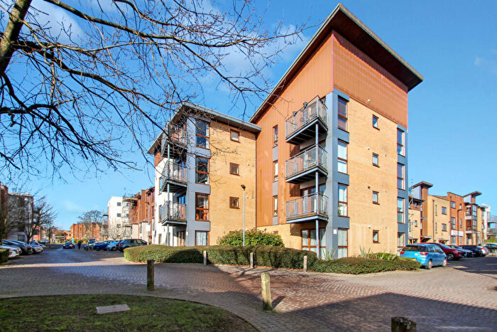 2 Bedroom Flat For Sale In Tomlin Court - Crawley - New Move Estate Agents, RH10