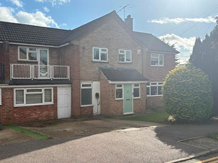 4 Bedroom Semi Detached House For Sale In Richardson Close, St. Albans, AL2