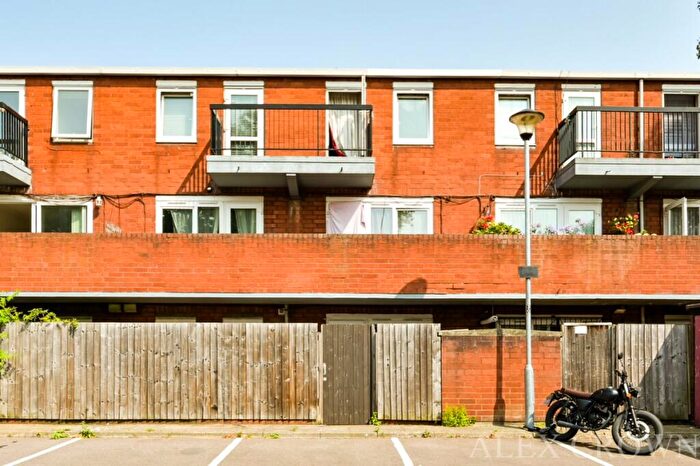 4 Bedroom Flat To Rent In Waterloo Close, Hackney, E9