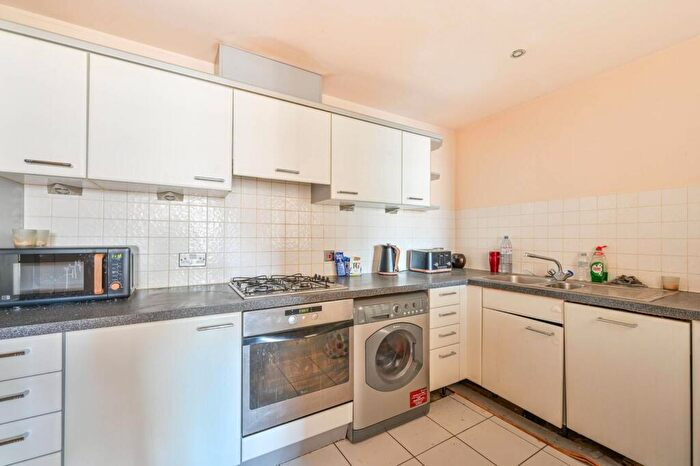2 Bedroom Flat For Sale In Newport Avenue, Docklands, London, E14