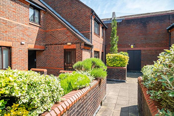 1 Bedroom Apartment To Rent In Victoria Street, St. Albans, Hertfordshire, AL1