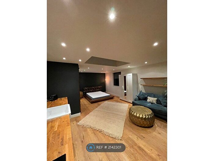 Studio To Rent In North Finchley, London, N12