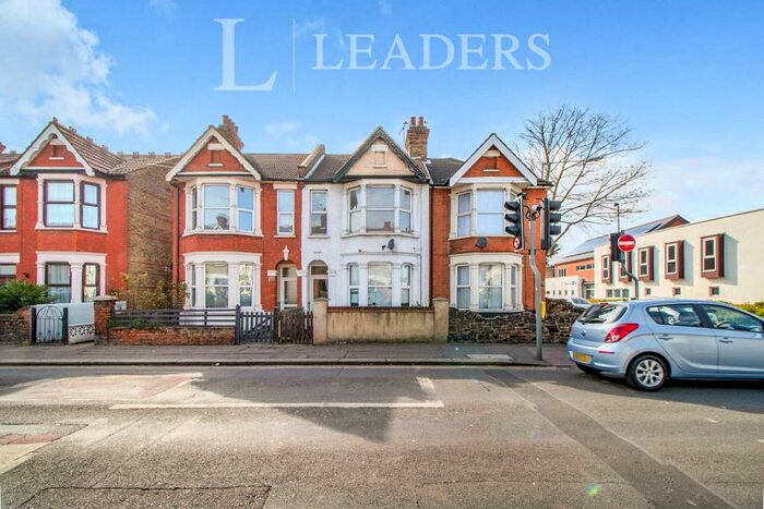 2 Bedroom Flat To Rent In Bournemouth Park Road, Southend-On-Sea, Essex, SS2