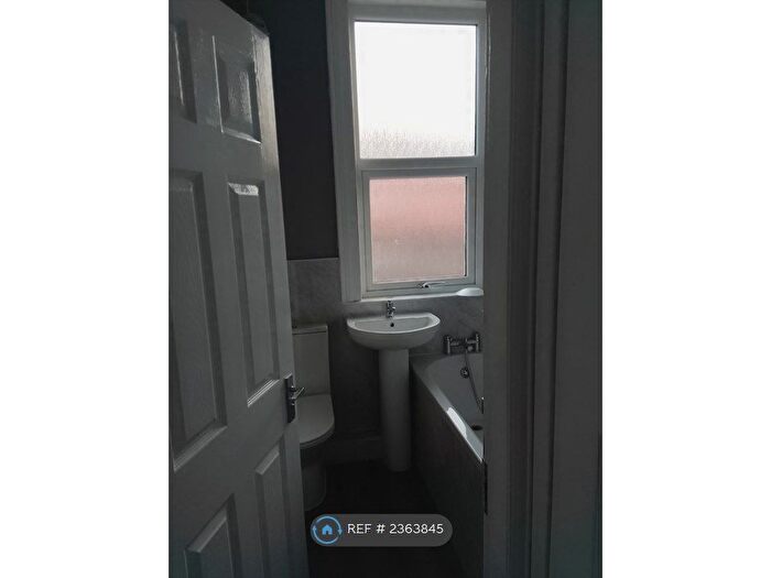 4 Bedroom Terraced House To Rent In Colwyn Road, Leeds, LS11
