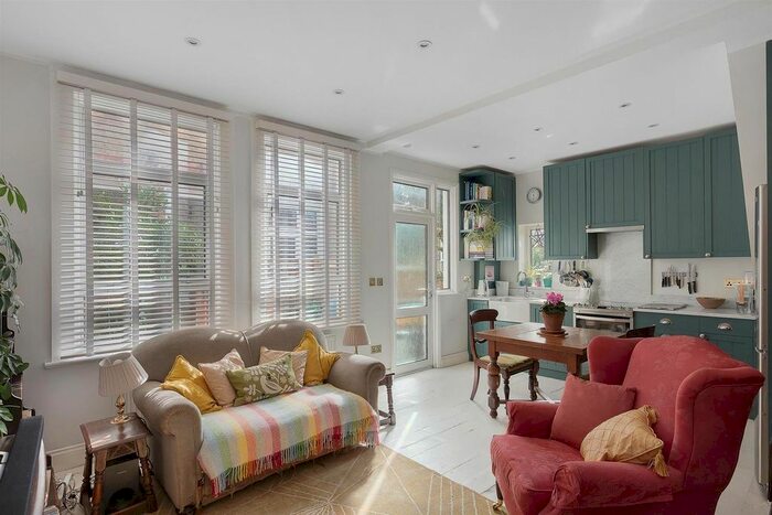 2 Bedroom Flat To Rent In Welham Road, London, SW16