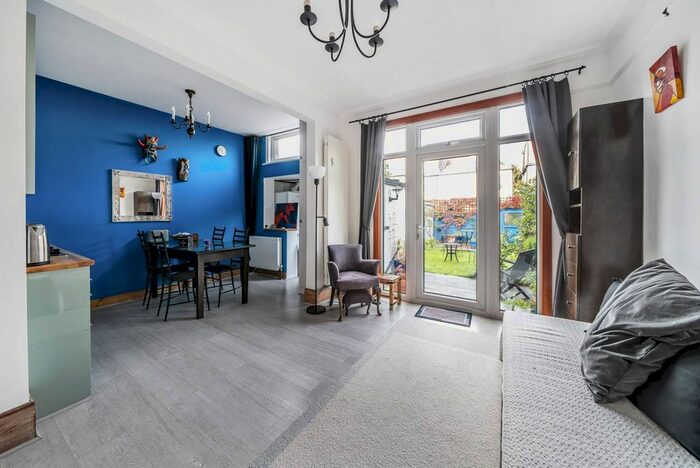 1 Bedroom Flat To Rent In Camborne Avenue, Ealing, London, W13