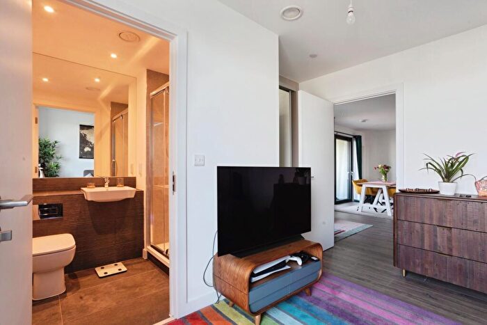 2 Bedroom Flat For Sale In Dipper Drive, London, E3